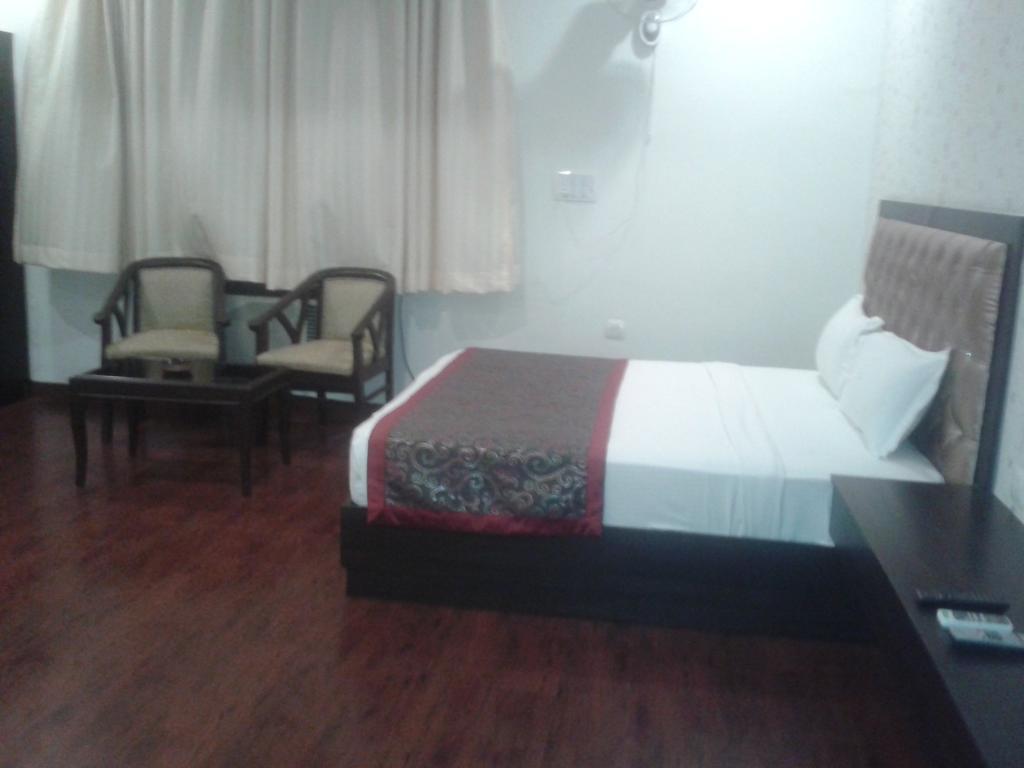 Hotel Krishna International Vrindāvan Esterno foto