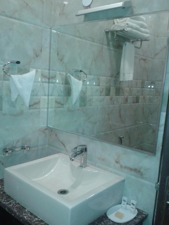 Hotel Krishna International Vrindāvan Esterno foto