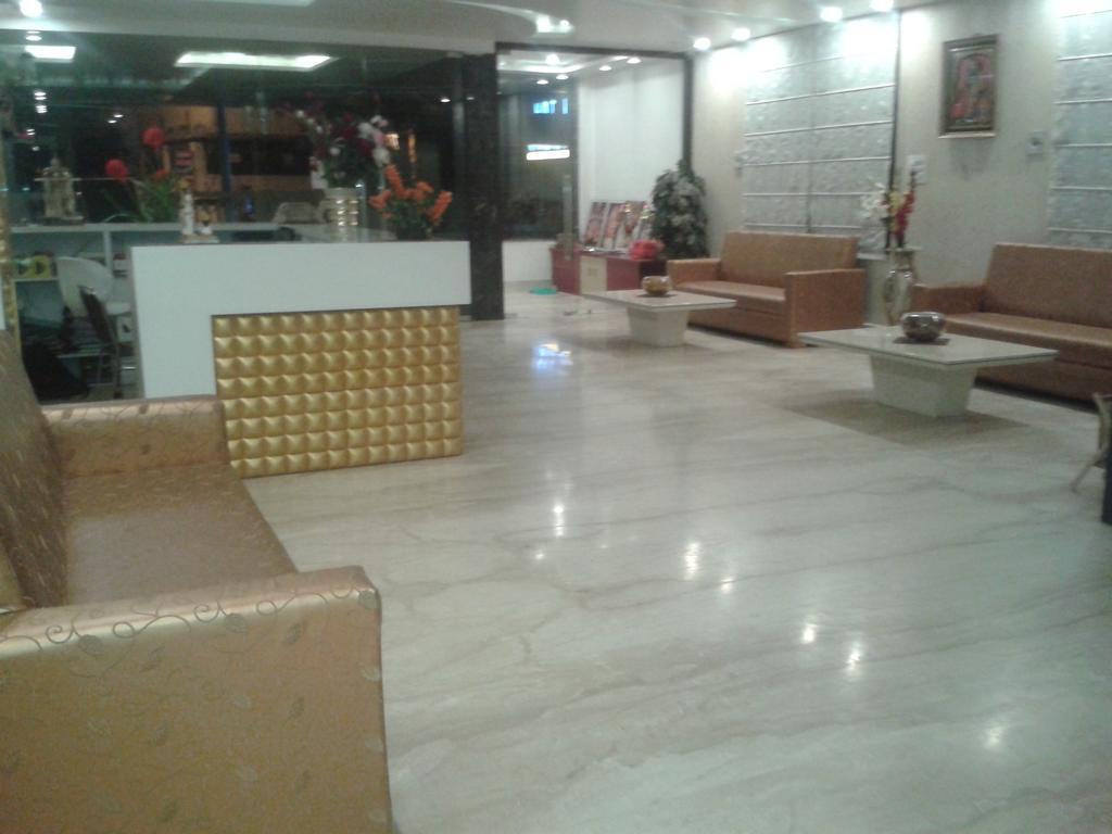 Hotel Krishna International Vrindāvan Esterno foto