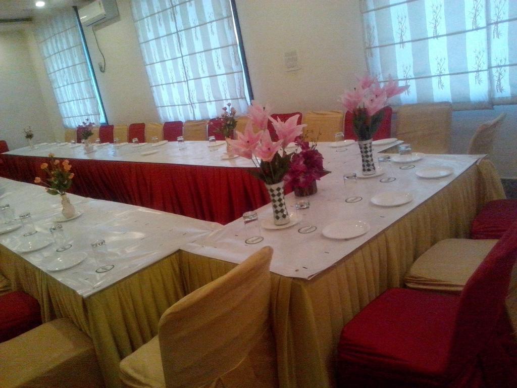 Hotel Krishna International Vrindāvan Esterno foto