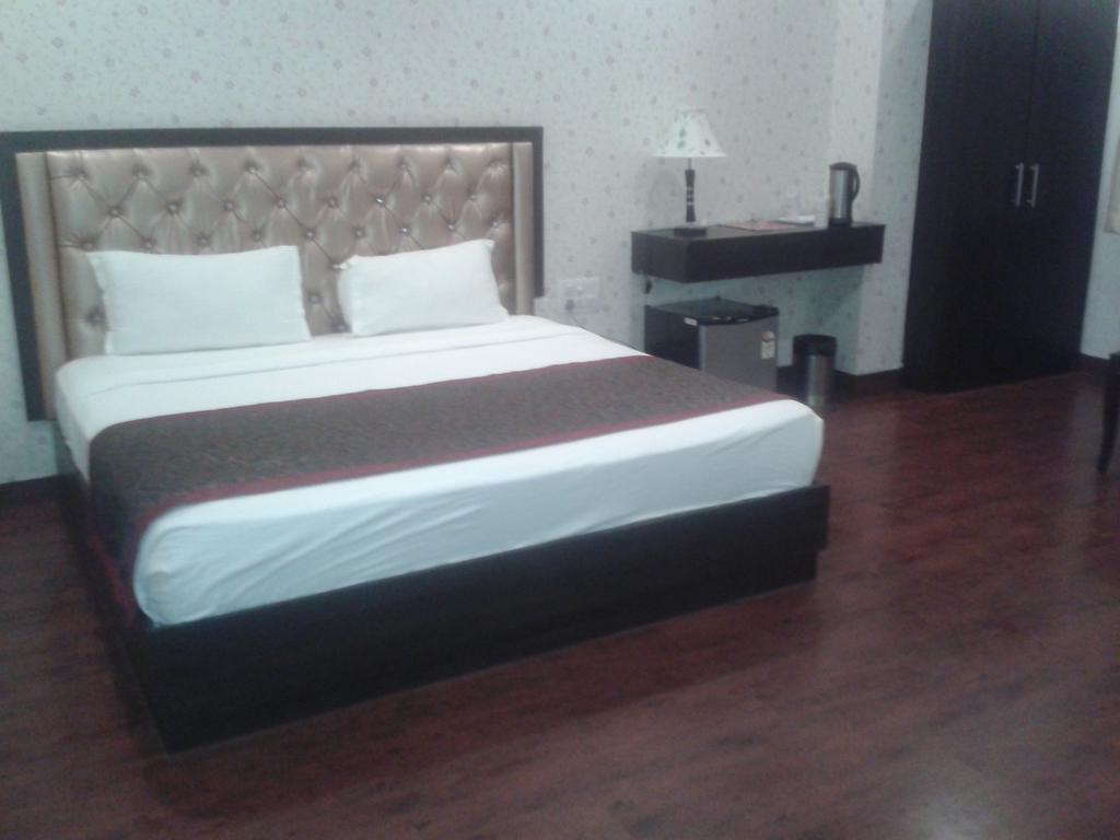 Hotel Krishna International Vrindāvan Esterno foto