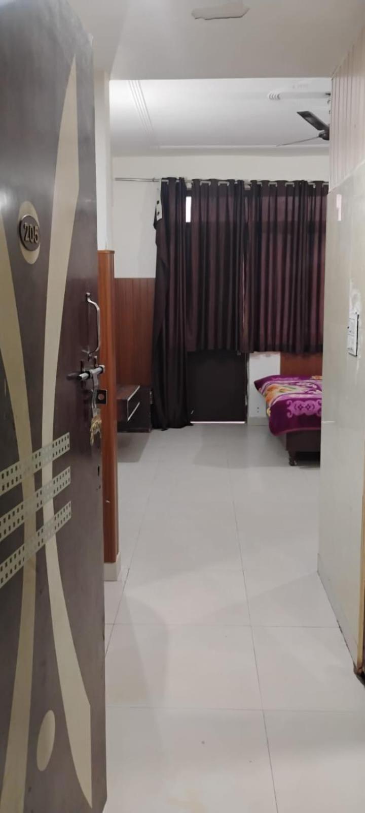 Hotel Krishna International Vrindāvan Esterno foto